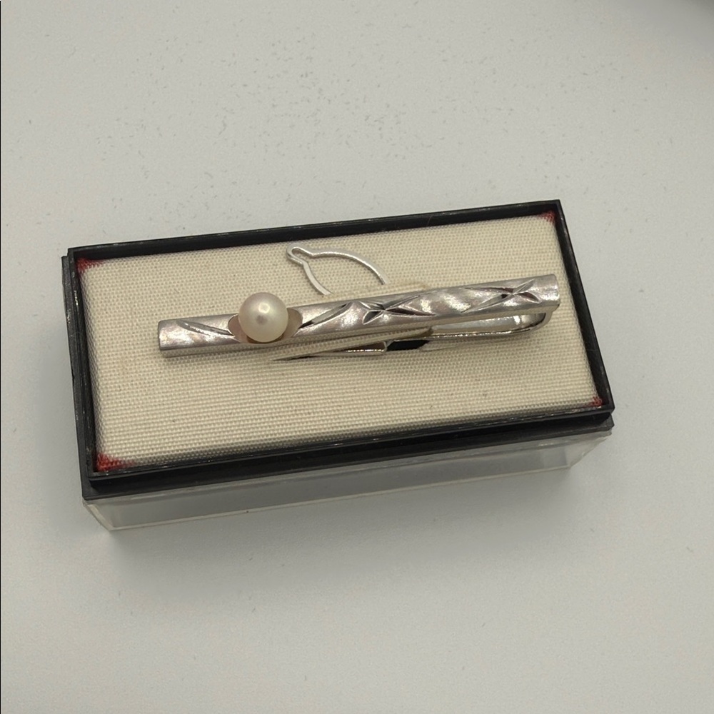 Elegant Silver Tie Clip with Culture Pearl Accent